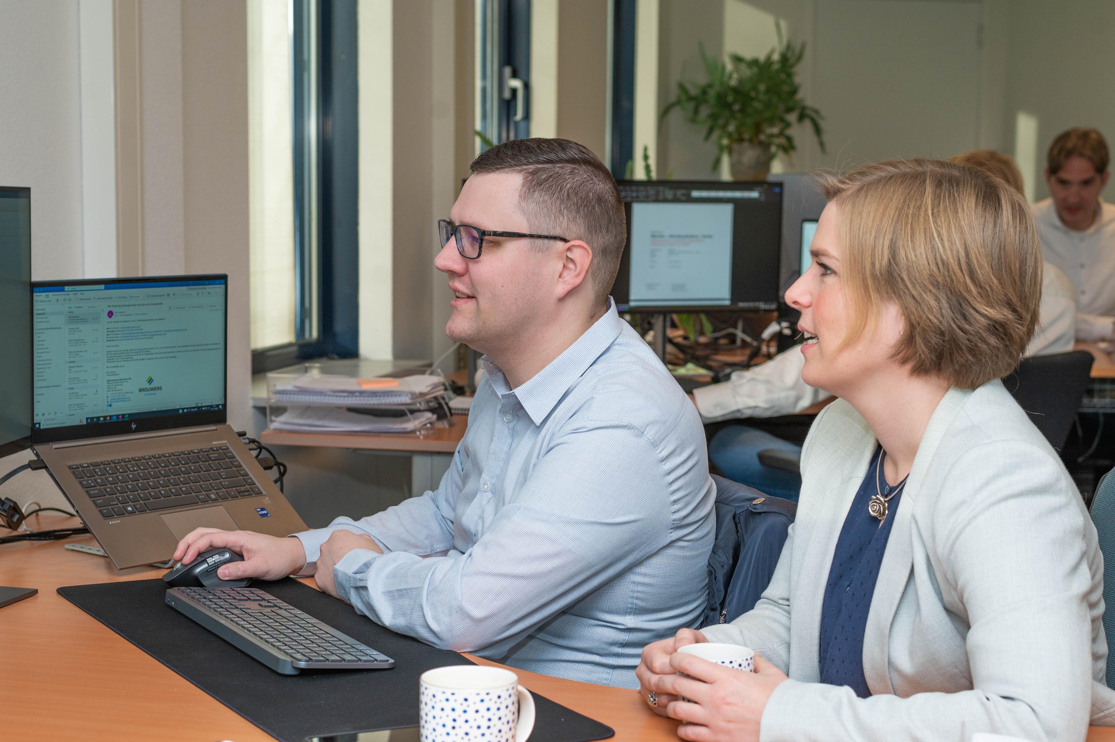 Twee collega's aan het werk
